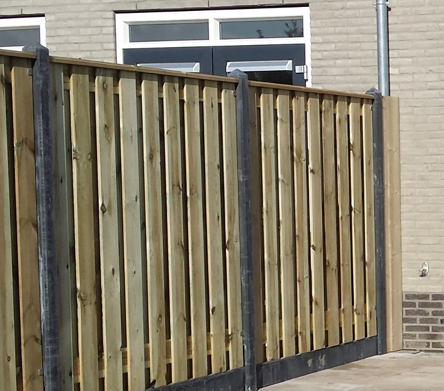 Schutting met betonpalen en houten schermen