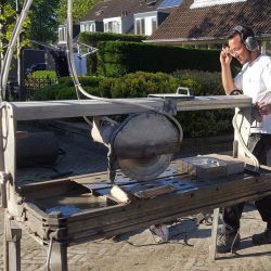 Stenen tegels op maat zagen